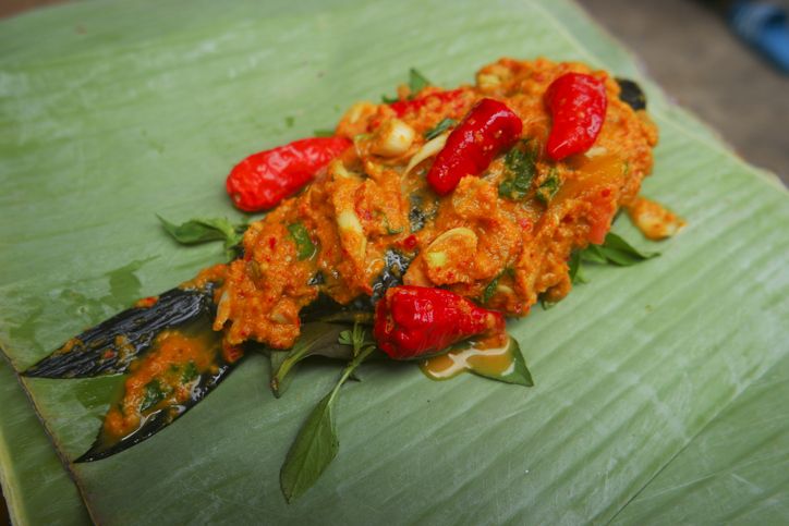 Kamu sedang bingung menentukan menu makan siang untuk keluarga? Yuk coba resep pepes ikan kembung dan kemangi.