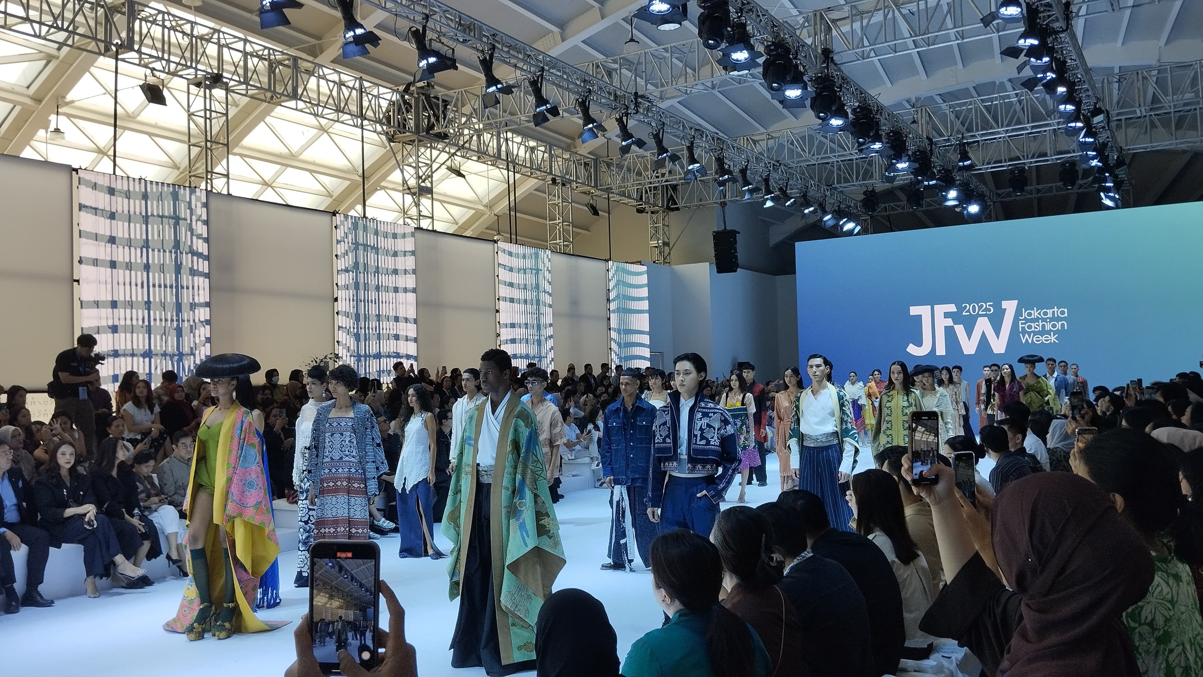 Jakarta Fashion Week 2025 resmi dibuka dengan tema Future Fusion Tradition Meets Innovation, yang menampilkan para kain Nusantara.