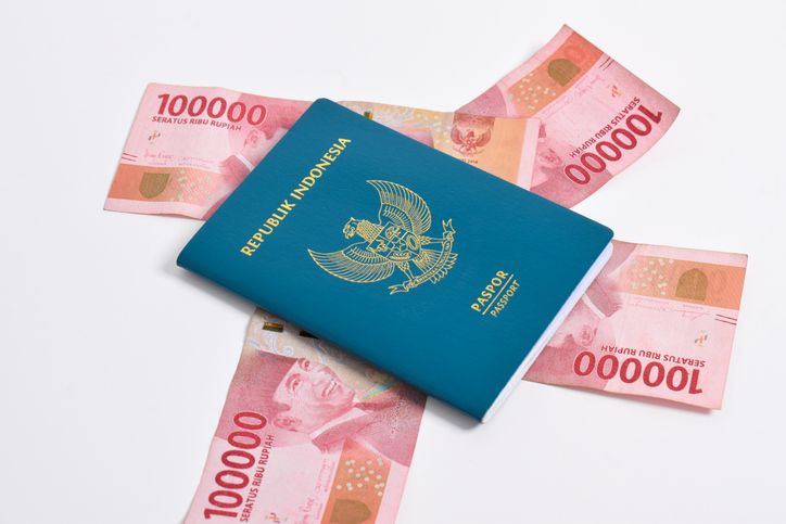 Mau liburan ke luar negeri kini butuh dana lebih. Segini tarif pembuatan paspor yang baru, mulai berlaku akhir tahun 2024!