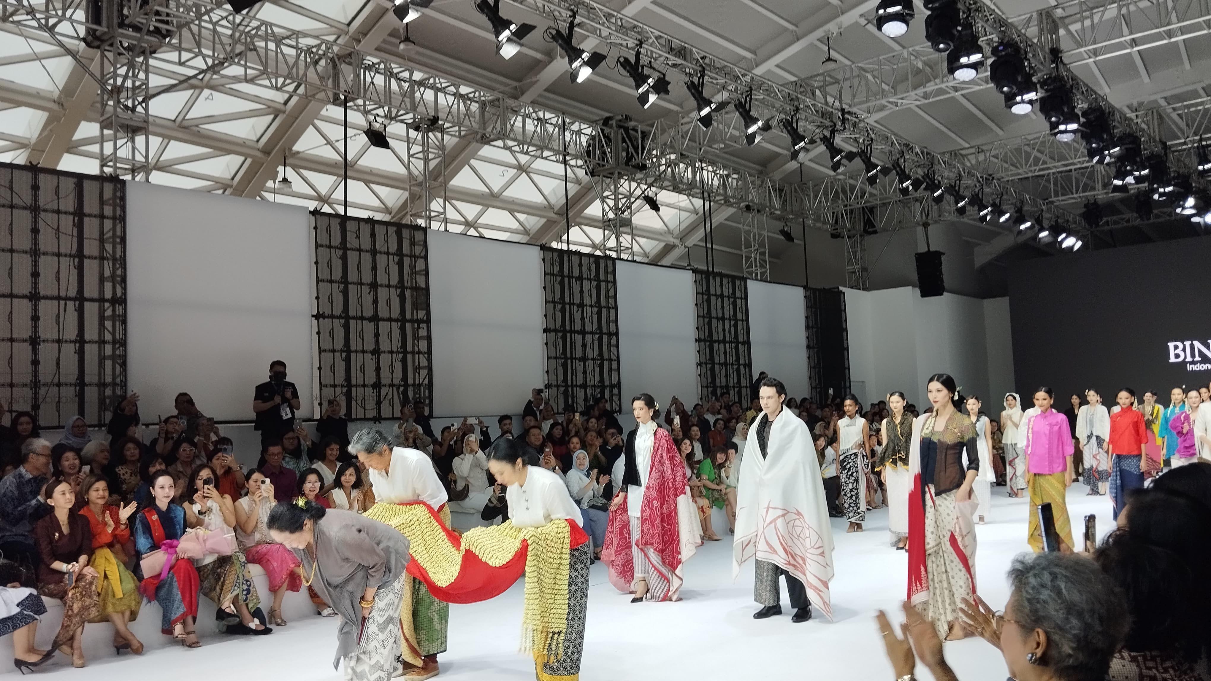 BIN House kembali memukau publik dengan koleksi busana bertajuk Sekapur Sirih, representasi perempuan modern dengan balutan baju tradisional.