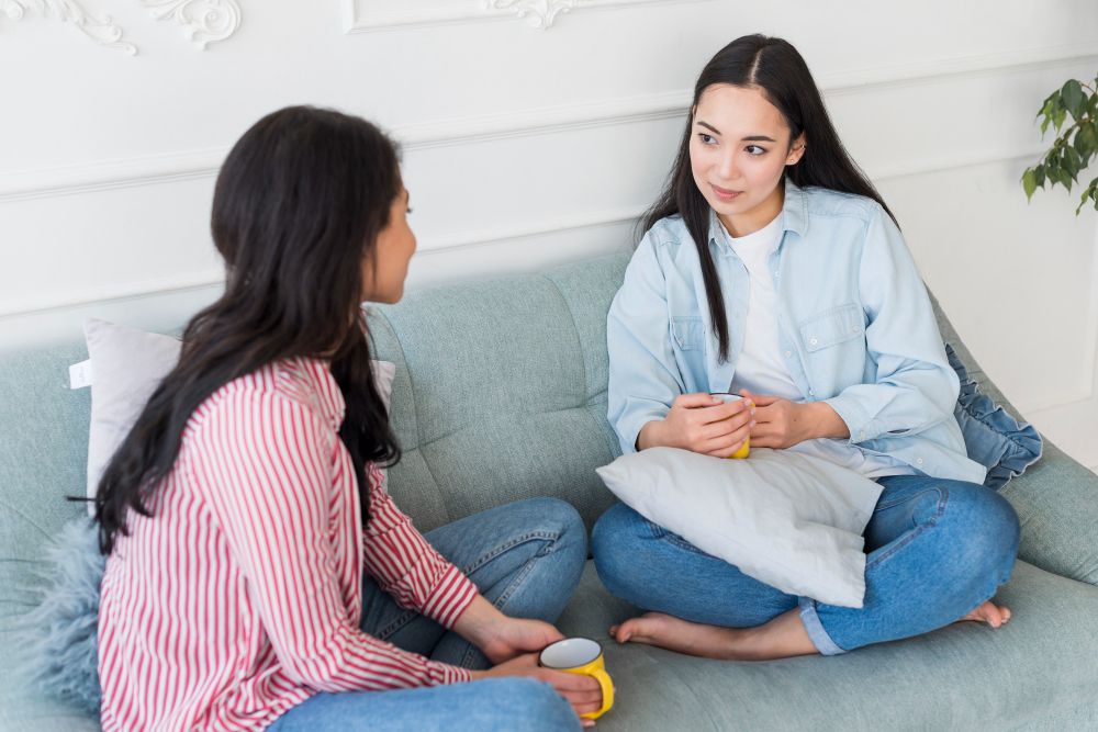 Kamu perlu tahu lima tips ini perlu diperhatikan agar bisa menjadi teman curhat yang baik untuk sahabat.