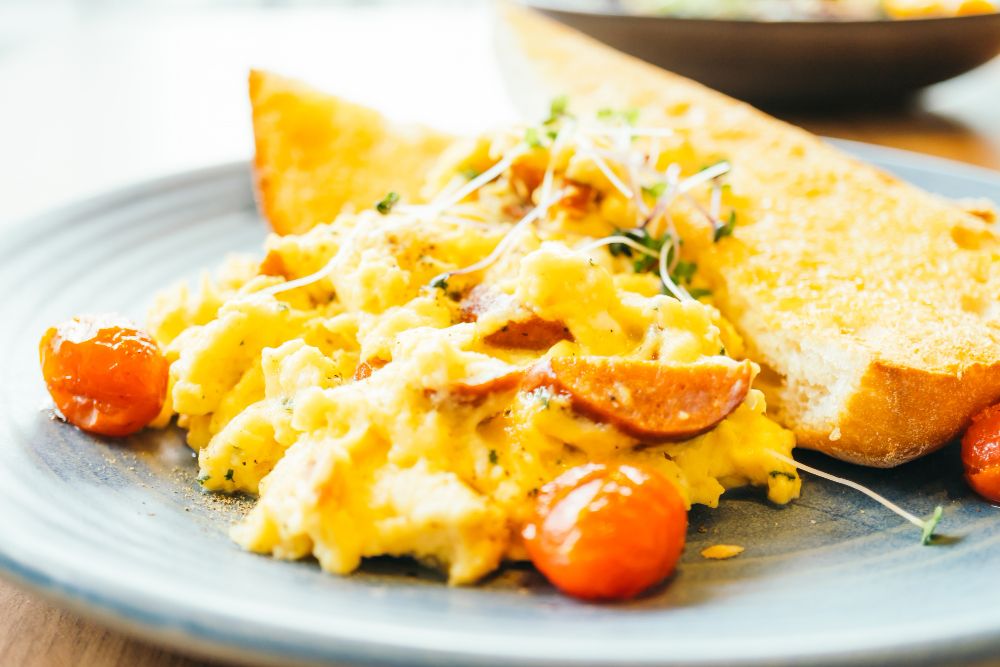 Bisa jadi ide menu sarapan yang sehat dan bergizi, begini resep telur orak-arik sayuran. Yuk simak lengkapnya.