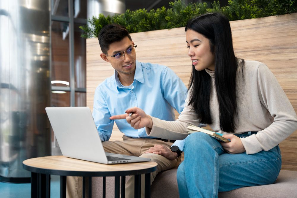 Lima keterampilan yang perlu dimiliki Gen Z agar sukses di dunia kerja, termasuk kemampuan komunikasi dan berpikir kritis.