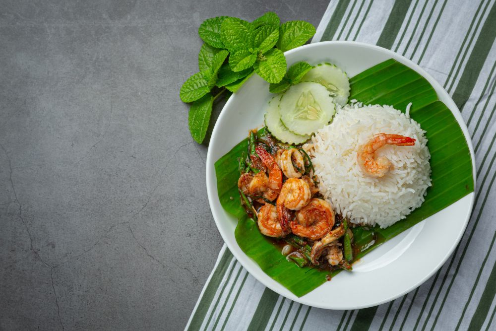 Bisa jadi pilihan untuk ide usaha warung makan milikmu, begini resep nasi daun jeruk yang gurih dan nikmat.