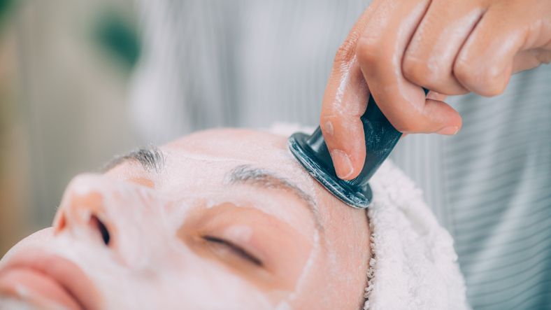 Eksfoliasi bisa jadi cara menjaga kulit agar tampak lebih muda jika dilakukan dengan cara tepat. Simak panduan berikut ini!