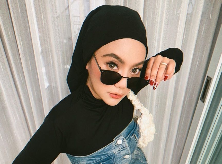 Viral di medsos, suami influencer Arie Rieyhantie kedapatan selingkuh ketika dirinya sedang menjalankan ibadah umroh.