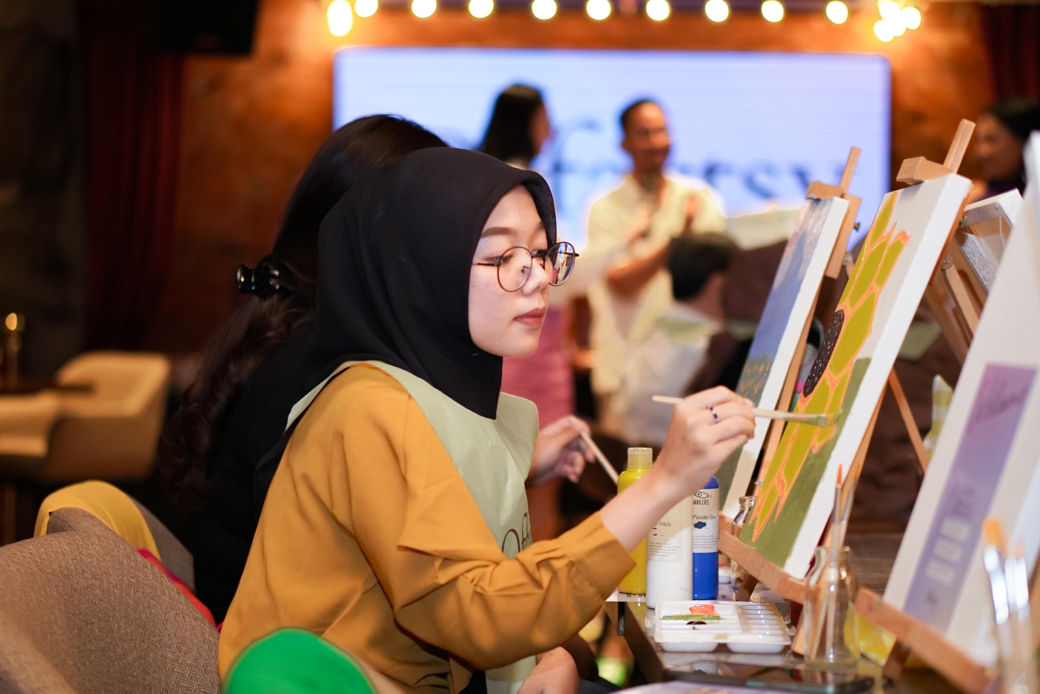 Selain jurnal ternyata melukis dapat meredakan stres dan gangguan mental, sekaligus memberi ruang untuk mengekspresikan emosi terdalam.     
