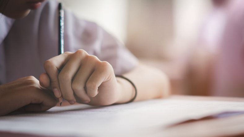 Literasi finansial penting dimiliki sejak dini. Begini implementasi dan integrasi literasi keuangan ke dalam Kurikulum Merdeka.