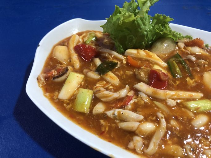 Kamu ingin mencoba memasak cumi saus padang di rumah? Siapkan bahan berikut sebelum tahu cara mengolahnya! 