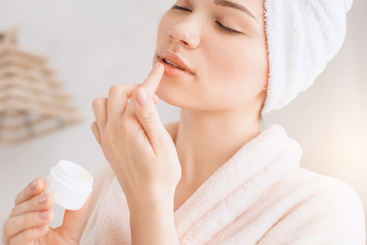 Rekomendasi produk lip scrub untuk eksfoliasi bibir yang sediakan diskon di momen tanggal kembar 11.11. Yuk, intip!