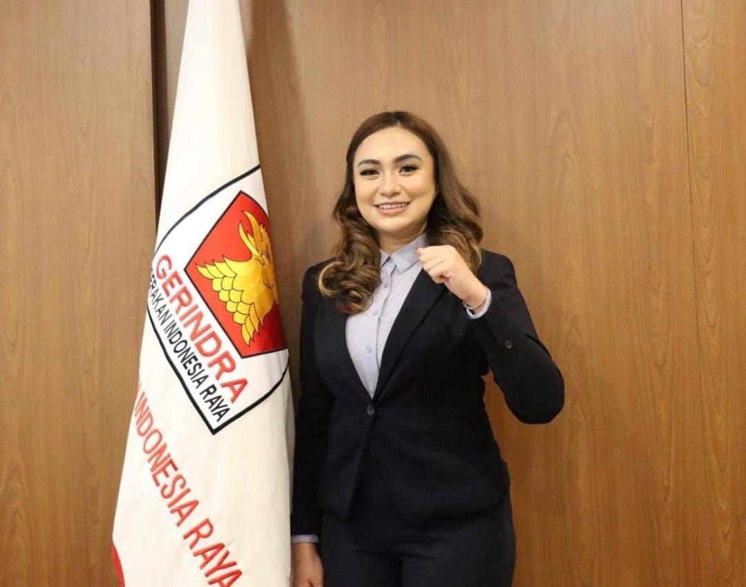 Serena, perempuan berusia 25 tahun asal Kupang, mengejutkan publik dengan keputusannya masuk politik dengan berbekal prestasi akademik dan pengalaman.