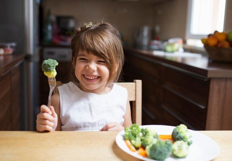 Membiasakan anak makan sayur memang membutuhkan waktu dan kesabaran, salah satunya dengan memberikan contoh hingga menyajikan sayur dengan kreatif.