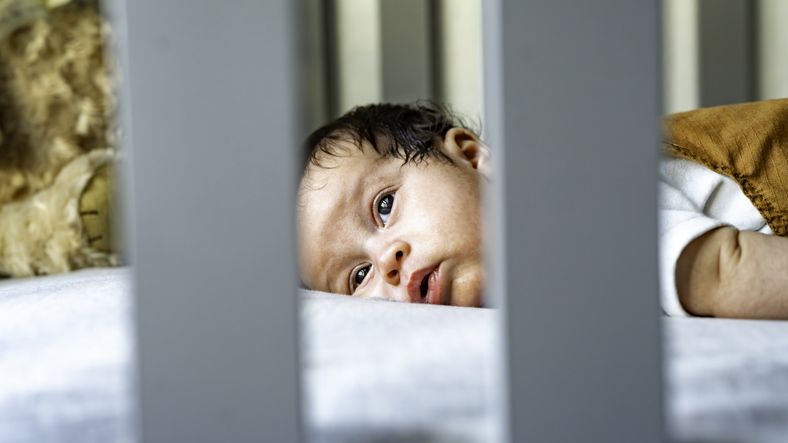 Pola tidur pada bayi yang belum teratur hingga dianggap FOMO baby. Apa itu dan bagaimana mengatasinya?