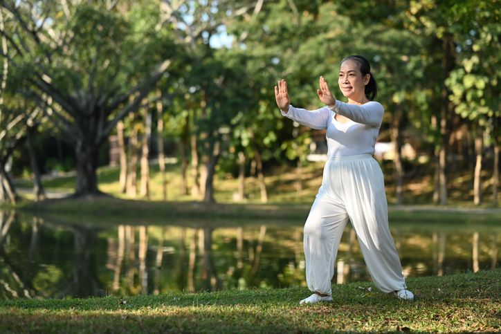 Mengenal apa itu olahraga tai chi dan berbagai manfaatnya untuk kesehatan tubuh, simak penjelasan lengkapnya.