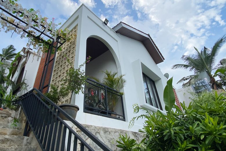 Surabaya dikenal dengan cuaca panas ekstrem dan curah hujan yang deras. Terapkan tips ini agar rumah tetap terasa nyaman!