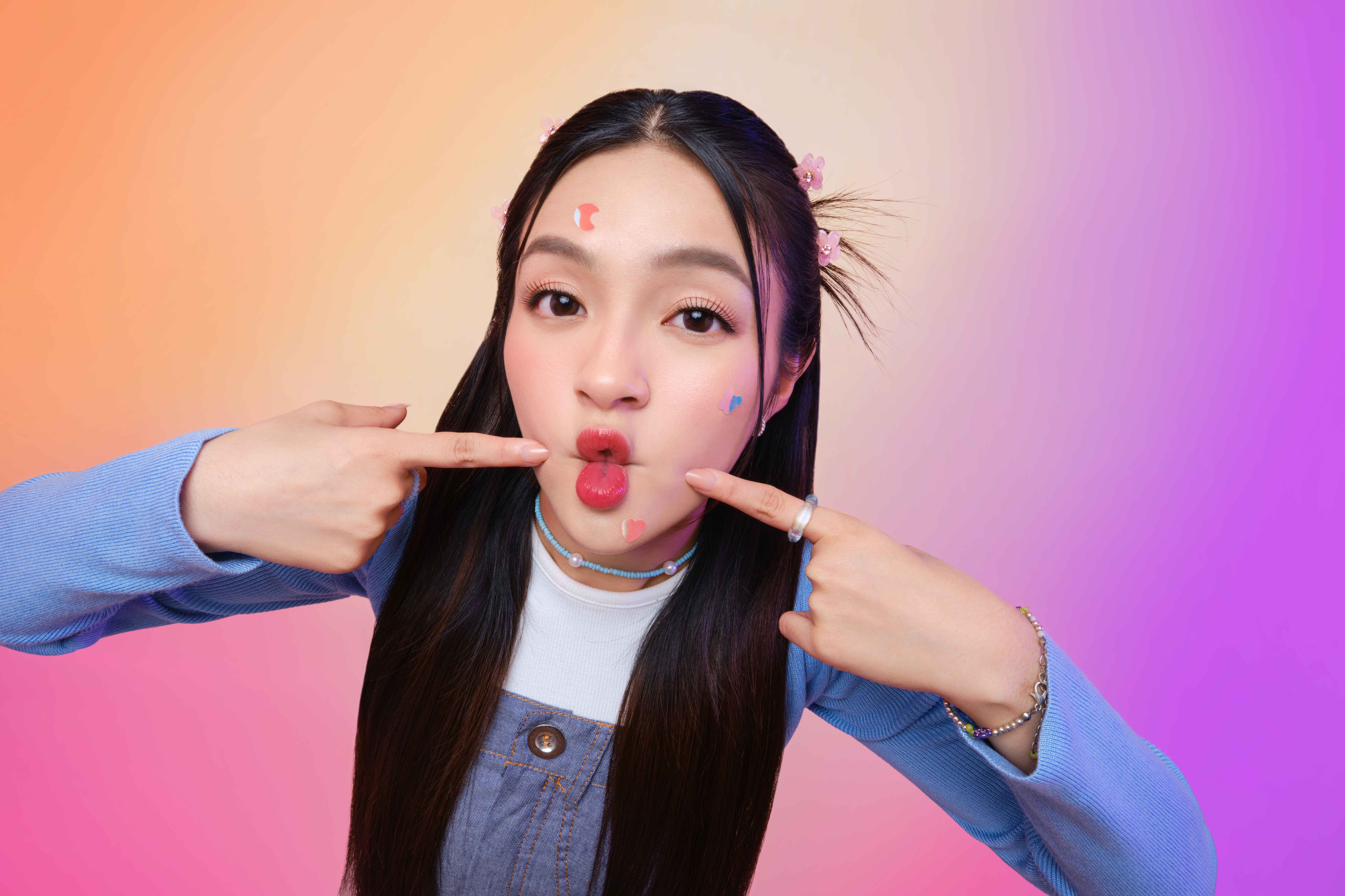 Seperti dipakai Eca Aura, ini rekomendasi acne patch yang bikin tampil percaya diri karena stylish dan playful.