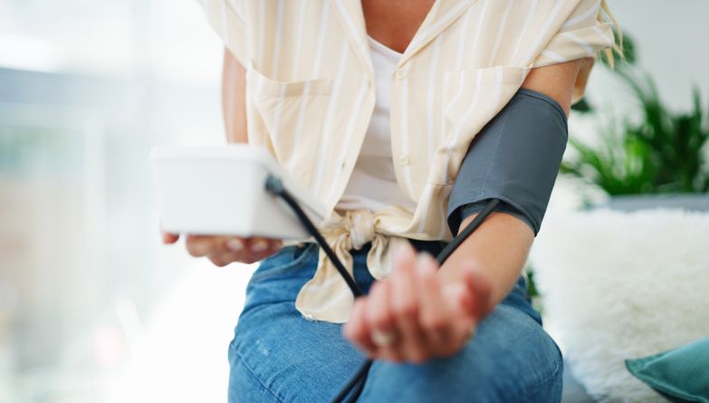 Hipertensi sering tak bergejala, namun dapat memicu komplikasi serius seperti penyakit jantung dan stroke. Rutin memantau tekanan darah membantu pencegahan dini.
