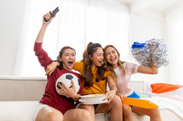 Laga Indonesia vs Jepang berlangsung nanti malam, ini lima tips aman nonton bareng pertandingan sepak bola untuk perempuan.