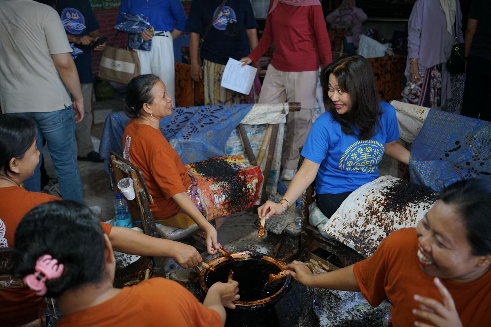 Sebagai wujud pelestarian wastra nusantara, OREO Berbagi donasi untuk bantu ribuan perajin batik Cirebon.