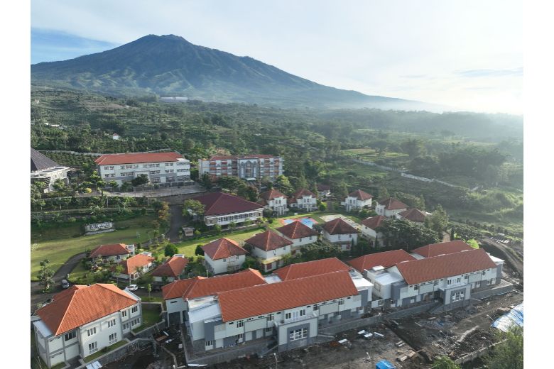 IIBS menjadi pilihan banyak orangtua karena dinilai ideal untuk belajar sekaligus menanamkan nilai-nilai Islam yang kuat pada anak.