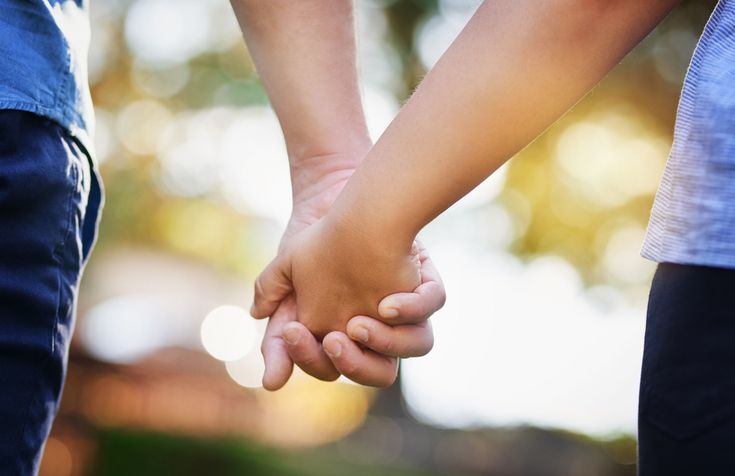Anak di bawah umur atau belum 17 hingga 18 tahun pacaran dengan orang dewasa, pahami dampak dan risikonya.