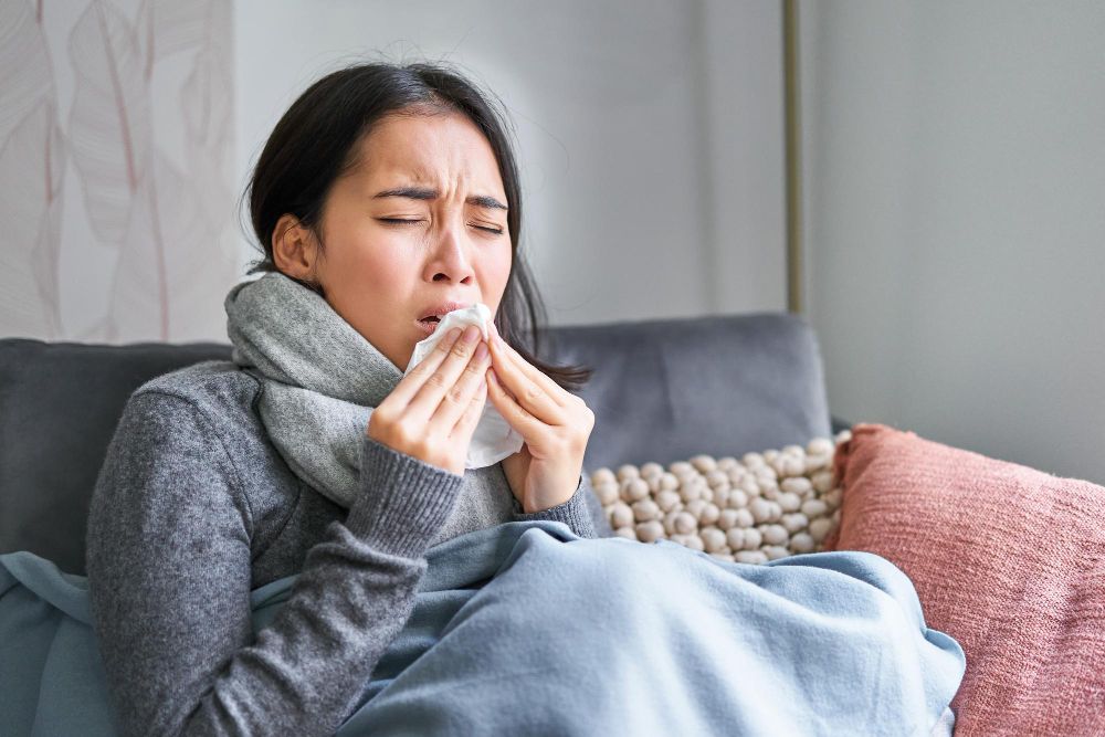 Pilek menjadi masalah kesahatan yang sering muncul saat musim hujan. Selain pakai obat, pilek juga bisa diatasi dengan cara alami ini!