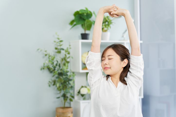 Badan pegal-pegal setelah pulang kerja, ini beberapa peregangan ringan yang bisa perempuan lakukan. Apa saja?