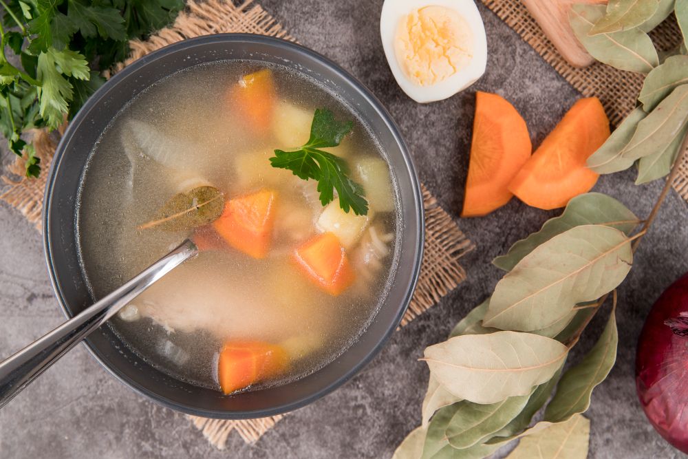 Musim hujan identik dengan menu masakan yang hangat dan berkuah, berikut resep sop ayam wortel selengkapnya!
