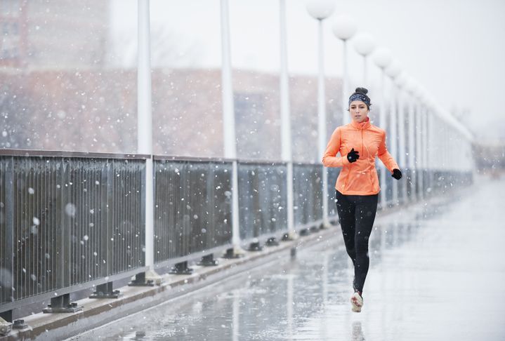 Jogging menjadi aktivitas olahraga yang sedang populer di kalangan perempuan. Namun di musim hujan ini, bolehkah jogging saat hujan turun?