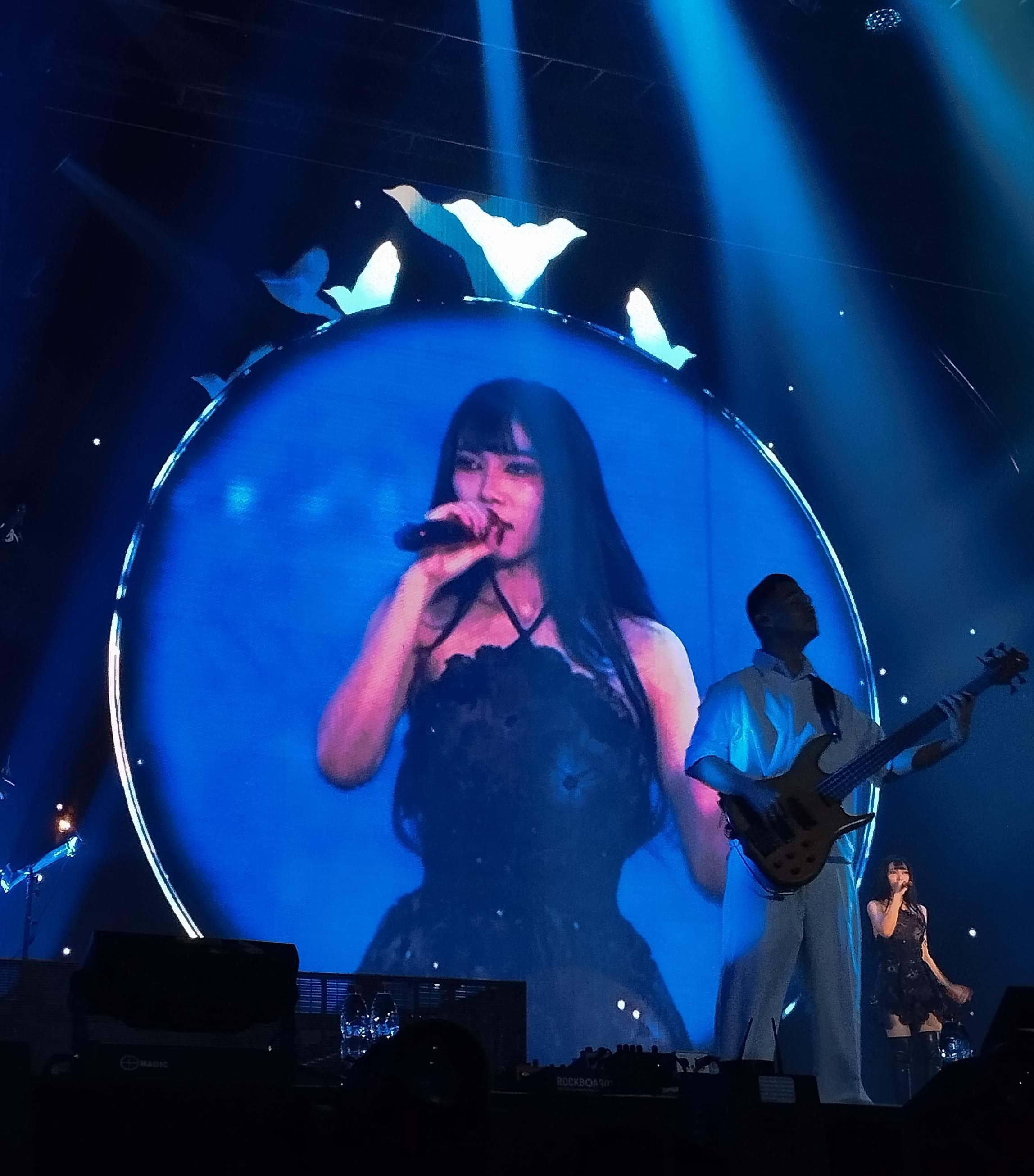 Konser Lost In Harmony merayakan 10 tahun Isyana Sarasvati dengan penampilan memukau dari Afgan, Mahalini, Vidi Aldiano, dan bintang tamu lainnya.
