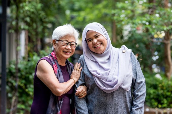 Perempuan bekerja sekaligus caregiver orang tua lansia kerap dihadapkan dengan dilema peran ganda, ini penjelasannya!