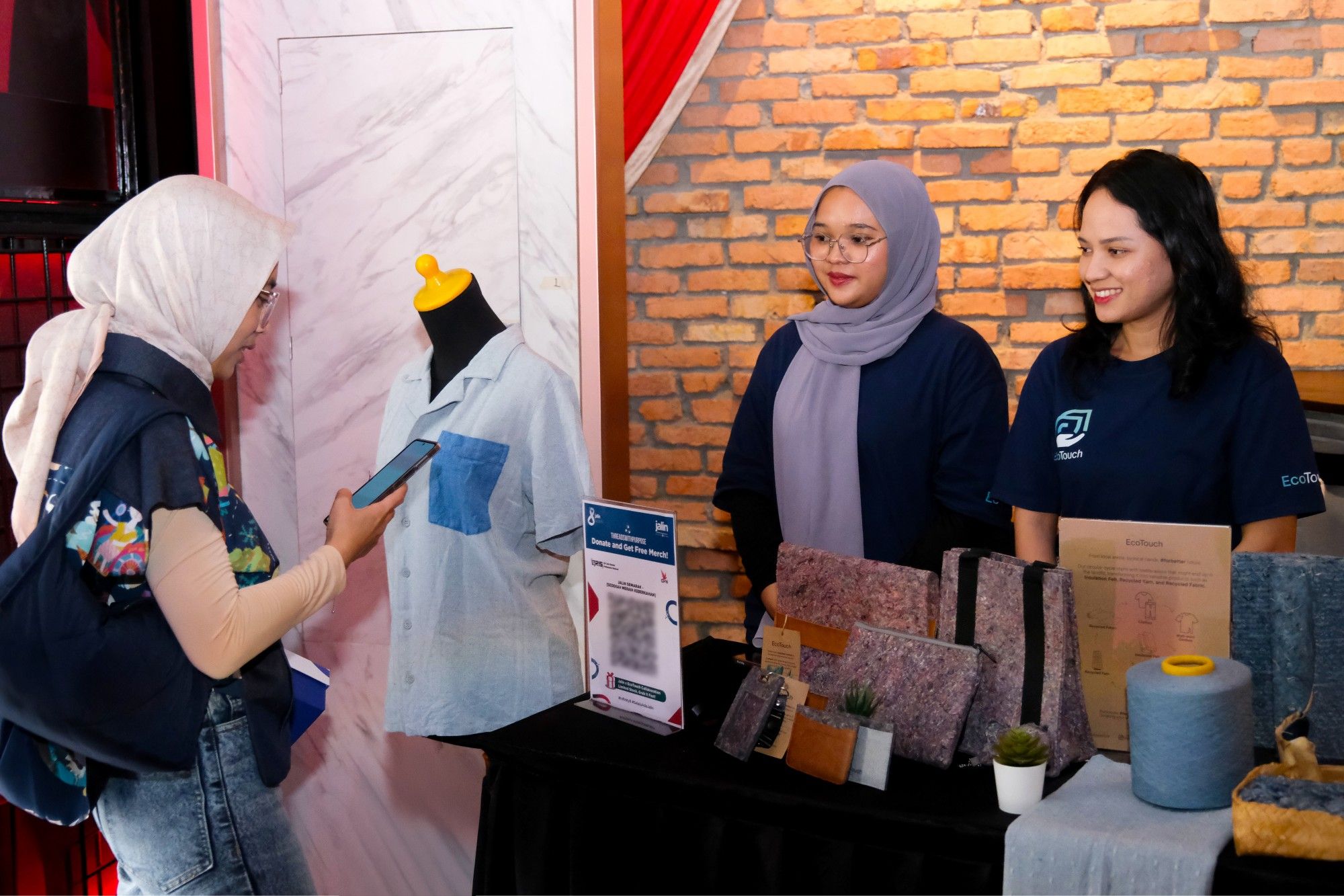 Untuk mengatasi masalah limbah tekstil yang buruk bagi lingkungan, Jalin dibantu dengan EcoTouch mengumpulkan pakaian bekas karyawan.