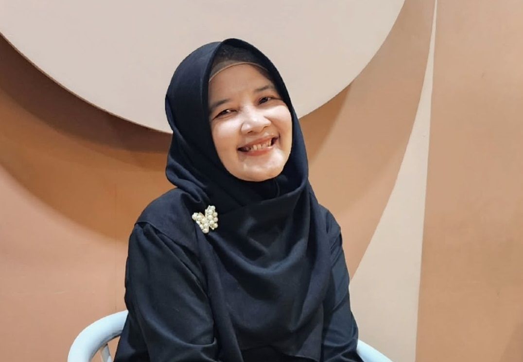 Ira Mirawati merupakan seorang dosen komunikasi yang kerap membagikan konten edukatif untuk menyemangati mahasiswa mengerjakan skripsi.