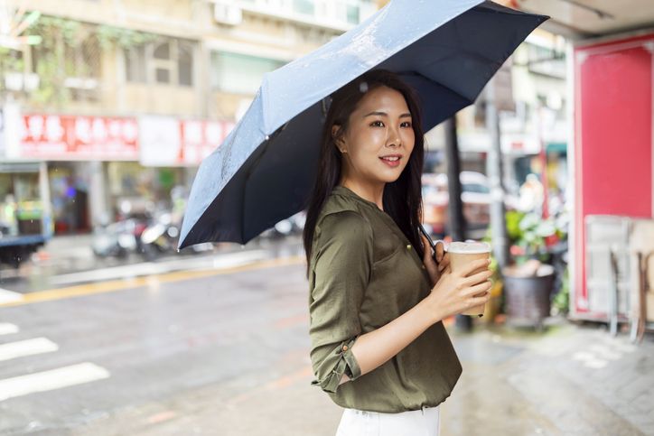 Nyaman serta tetap stylish dan profesional saat ngantor di musim hujan, ini fashion item yang wajib kamu miliki!