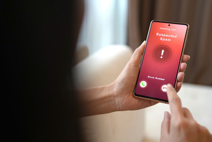 Sering jadi pertanyaan, mengapa perempuan lebih rentan menjadi korban penipuan keuangan di dunia digita?