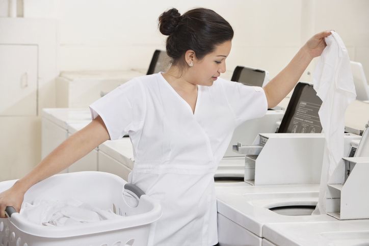 Tantangan yang dihadapi perempuan dalam  mengelola ide usaha laundry. Termasuk peran ganda di keluarga dan bidang usaha.