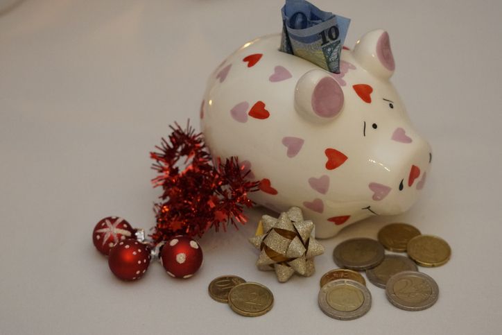 Hemat menyambut 2025 penuh sukacita, ini tips pintar atur uang di momen liburan Natal dan Tahun Baru yang perlu kamu terapkan.