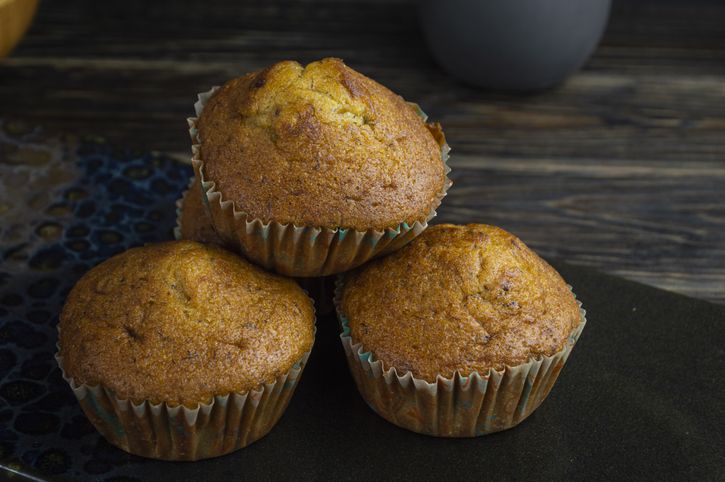 Manis tapi tetap lezat dan aman dikonsumsi anak-anak karena tanpa gula dan pemanis buatan, ini resep muffin pisang coklat.