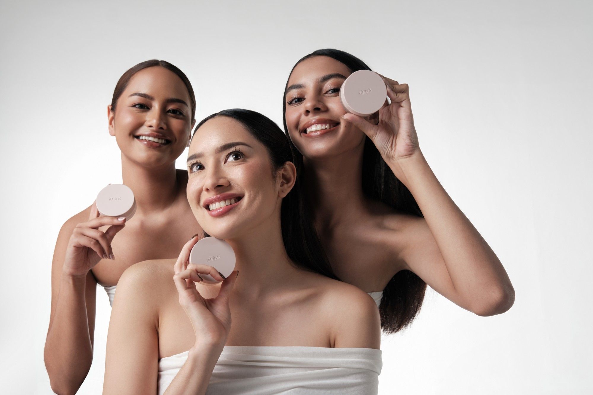 Ini rekomendasi loose setting powder dari brand lokal Aeris Beaute yang memiliki aroma floral menyenangkan dan bikin makeup tahan lama.