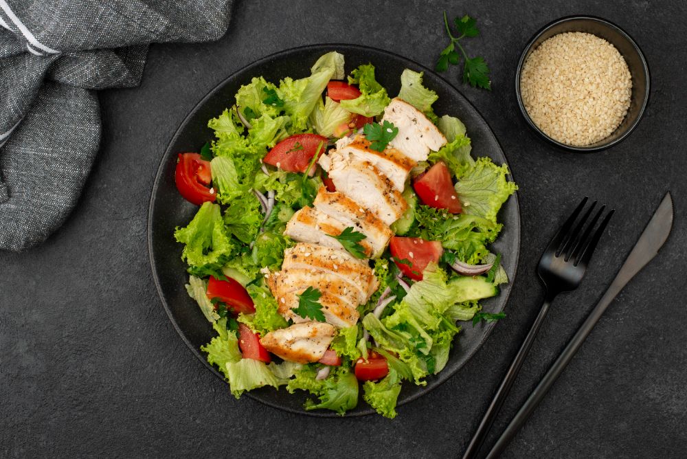 Kamu sedang mencari menu sehat untuk diet? Berikut resep dan cara membuat salad ayam yang nikmat dan sehat.