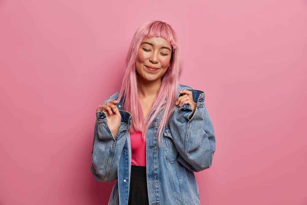 Ada langkah-langkah efektif yang bisa diterapkan perempuan untuk merawat rambut yang sering diwarnai.