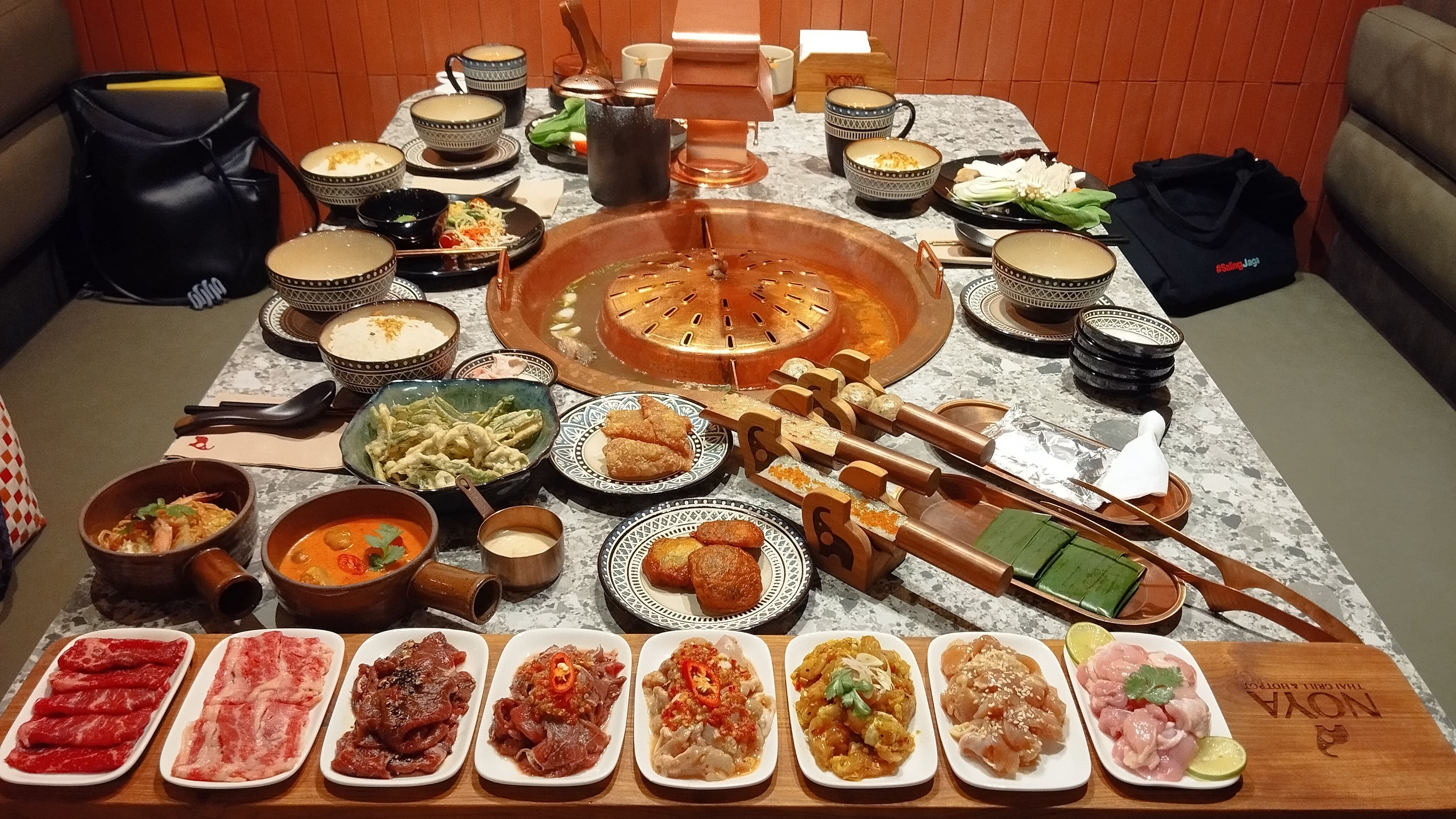 Noya hadir di Central Park Mall, menawarkan AYCE Thai grill & hotpot premium dengan 60+ hidangan segar, cita rasa autentik, dan pengalaman bersantap.