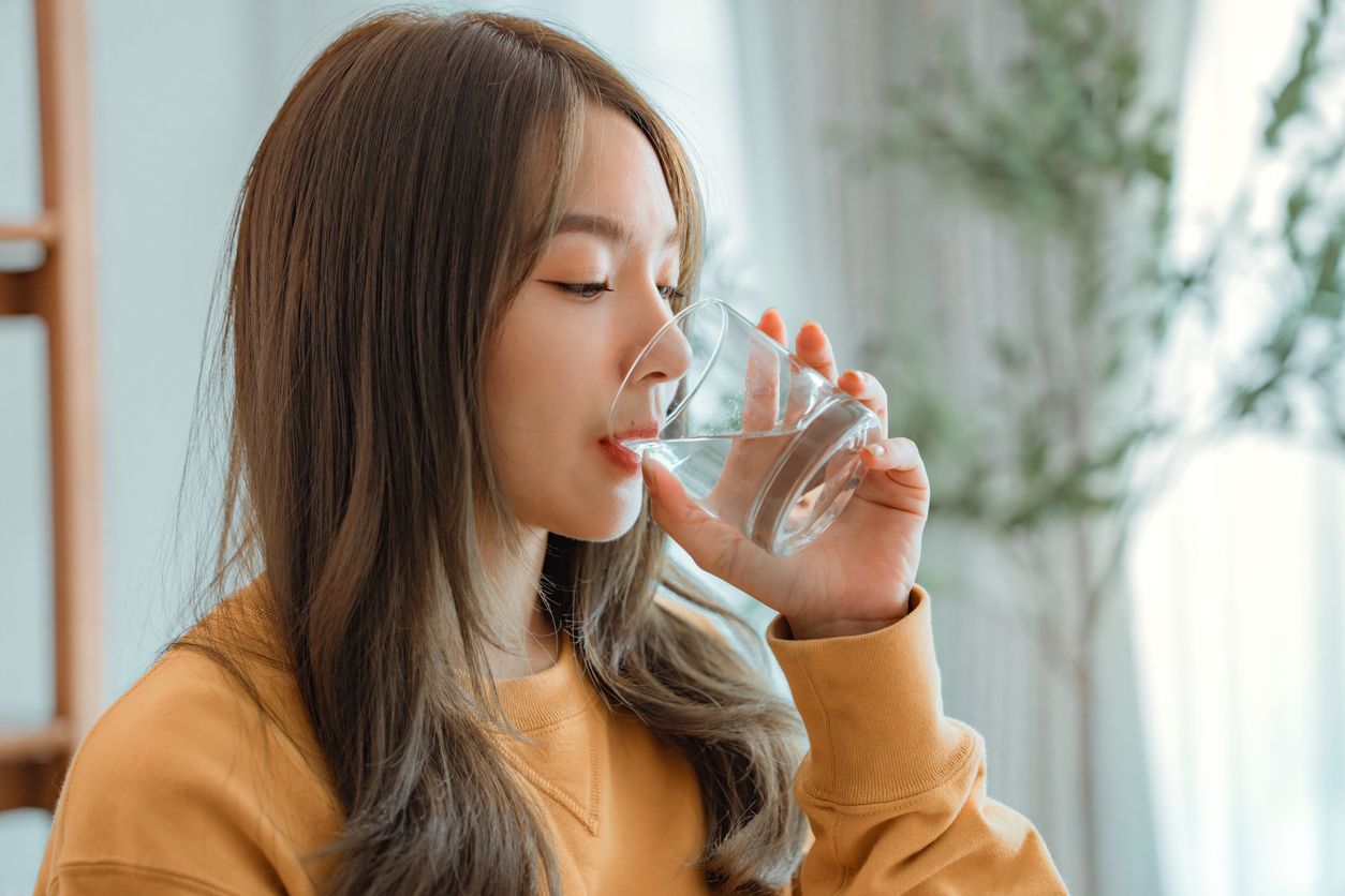 Untuk detoksifikasi tubuh dari racun, penting untuk konsumsi air minum murni yang terfiltrasi dengan baik.