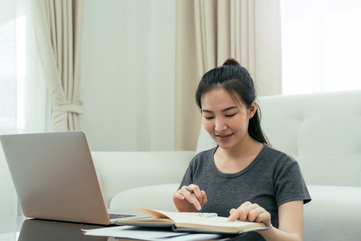 Perempuan bisa pintar atur uang dalam finansial keluarga dengan menerapkan tips berikut. Yuk, cari tahu!