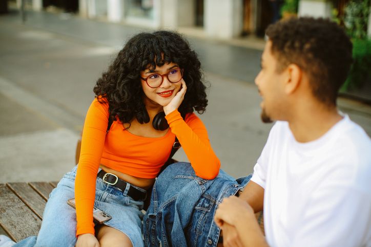Flirting atau ingin menggoda pasangan? Coba metode segitiga. Apa itu dan bagaimana cara menerapkannya? Yuk, simak!