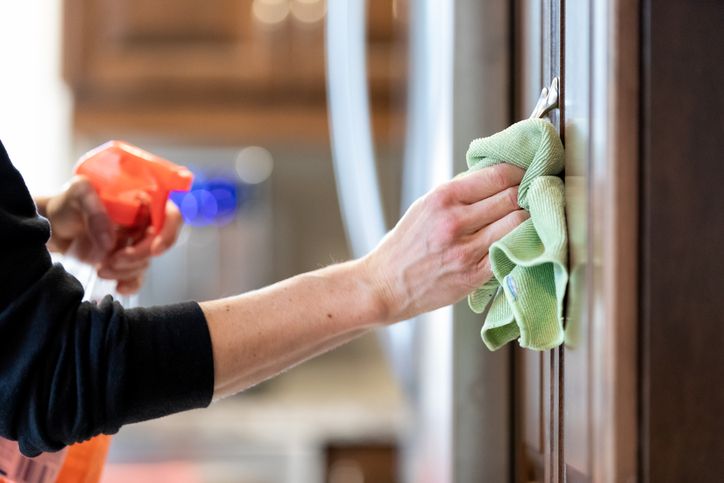 Lebih awet dan jadi bersih seperti baru, begini tips membuat lemari dapur kinclong. Kuncinya pembersihan menyeluruh!