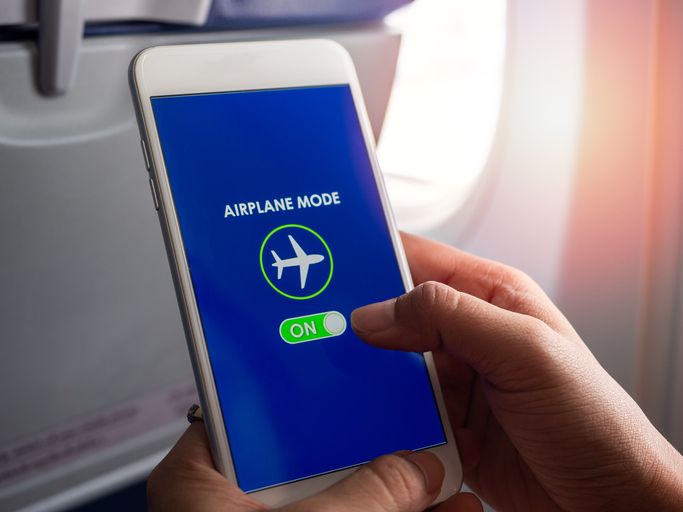 Penting untuk keamanan penerbangan, pilot ungkap alasan mode pesawat di ponsel wajib diaktifkan saat terbang.