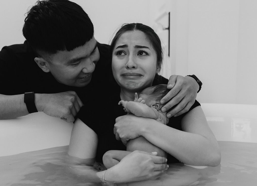 Nikita Willy melahirkan anak kedua sambil berendam di air, kenali beberapa manfaat lahiran dengan metode water birth.