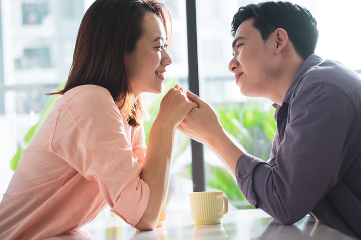 Ahli dan penelitian mengungkap adanya perbedaan besar tentang cara laki-laki dan perempuan jatuh cinta. Yuk, simak!
