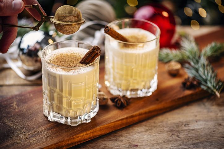 Cara membuat eggnog tanpa alkohol, minuman hangat yang cocok dikonsumsi bersama keluarga saat merayakan Natal.